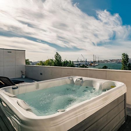 River Town View - Luxury Apartment With Jacuzzi On Terrace Viana do Castelo Bagian luar foto