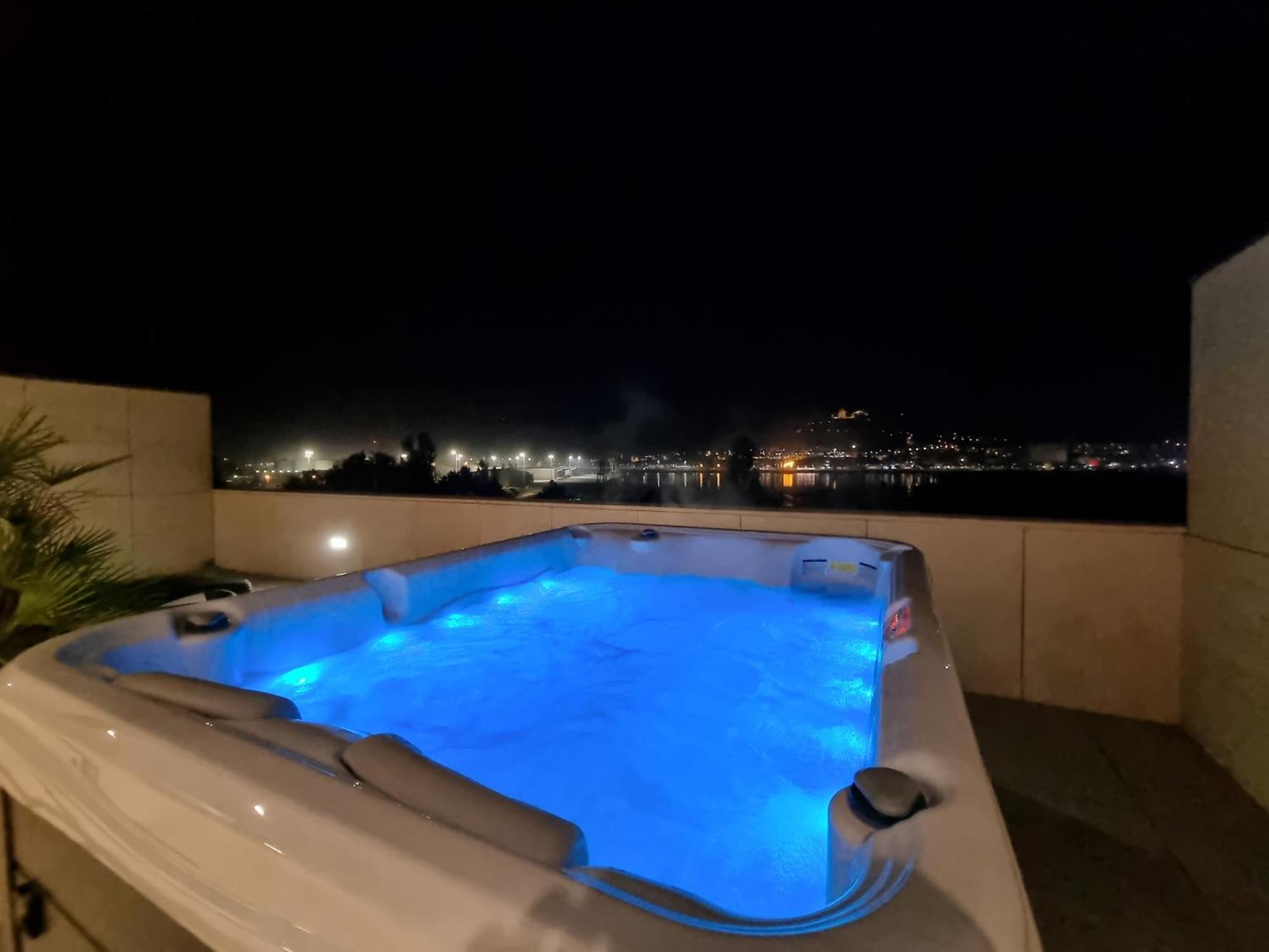 River Town View - Luxury Apartment With Jacuzzi On Terrace Viana do Castelo Bagian luar foto