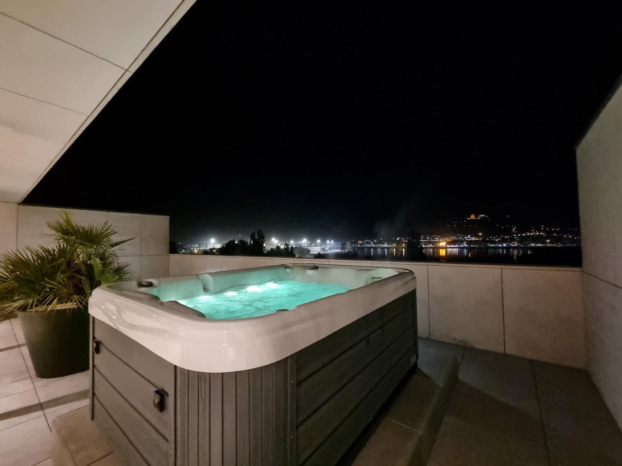 River Town View - Luxury Apartment With Jacuzzi On Terrace Viana do Castelo Bagian luar foto
