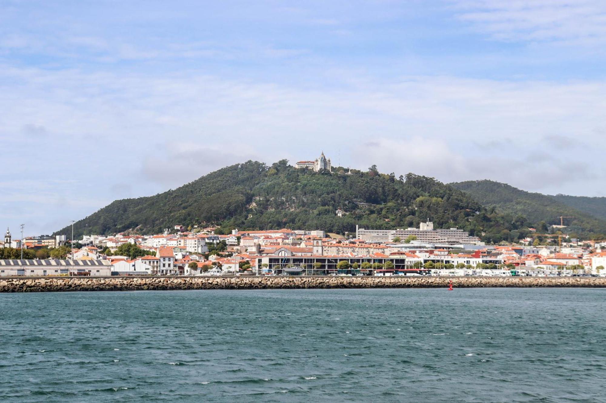 River Town View - Luxury Apartment With Jacuzzi On Terrace Viana do Castelo Bagian luar foto